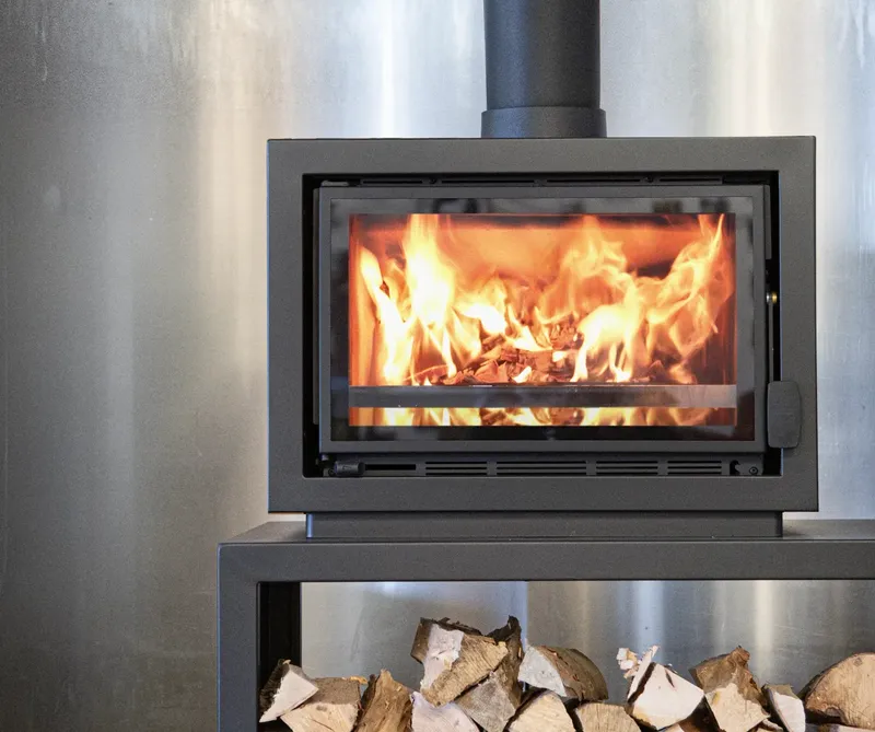 Poêle à bois Charnwood Bay BX, installé dans un intérieur