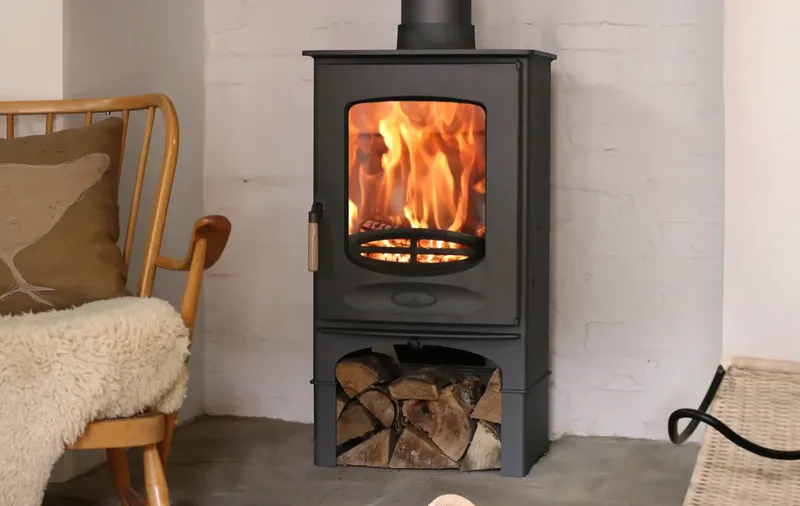 Poêle à bois Charnwood C-Eight, installé dans un intérieur