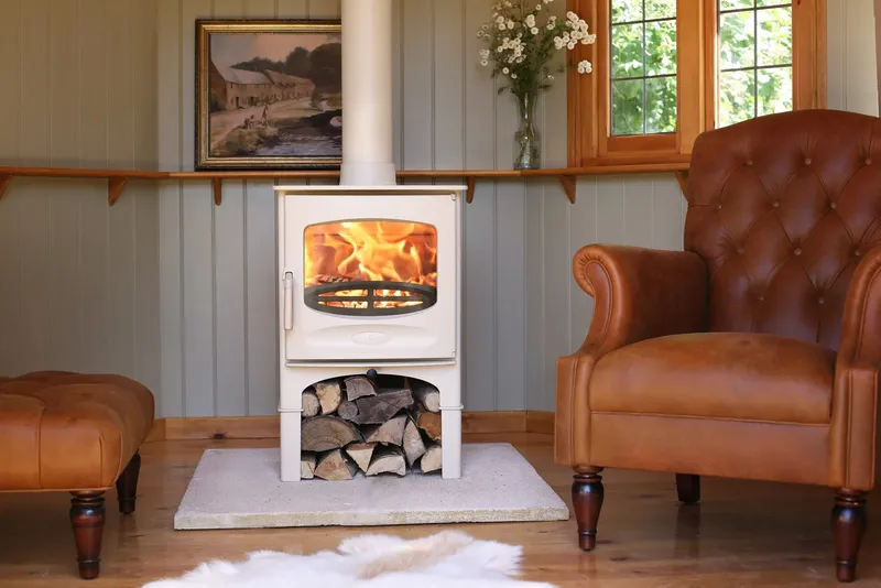 Poêle à bois Charnwood C-Five Duo, installé dans un intérieur