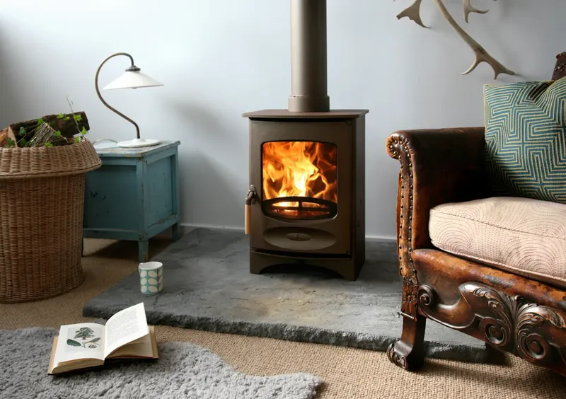 Poêle à bois Charnwood C-Four, installé dans un intérieur