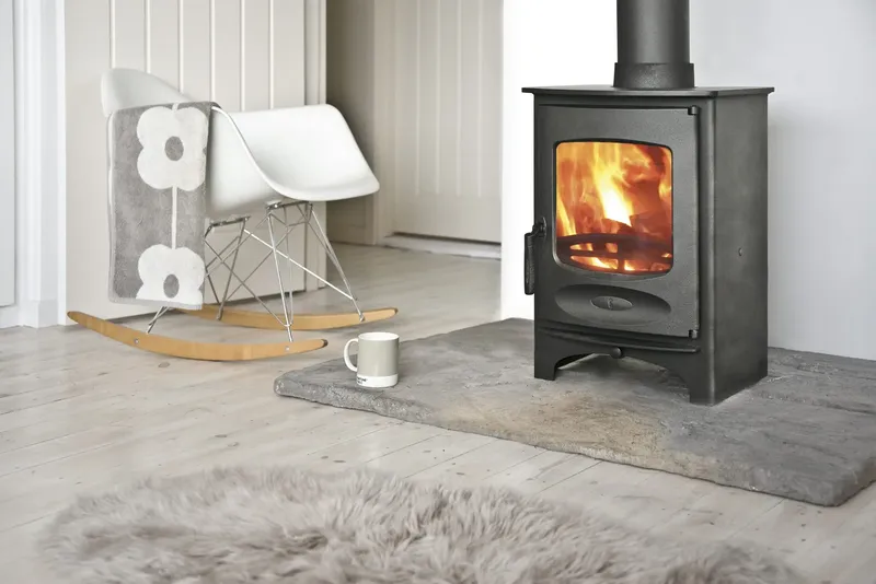Poêle à bois Charnwood C-Six, installé dans un intérieur