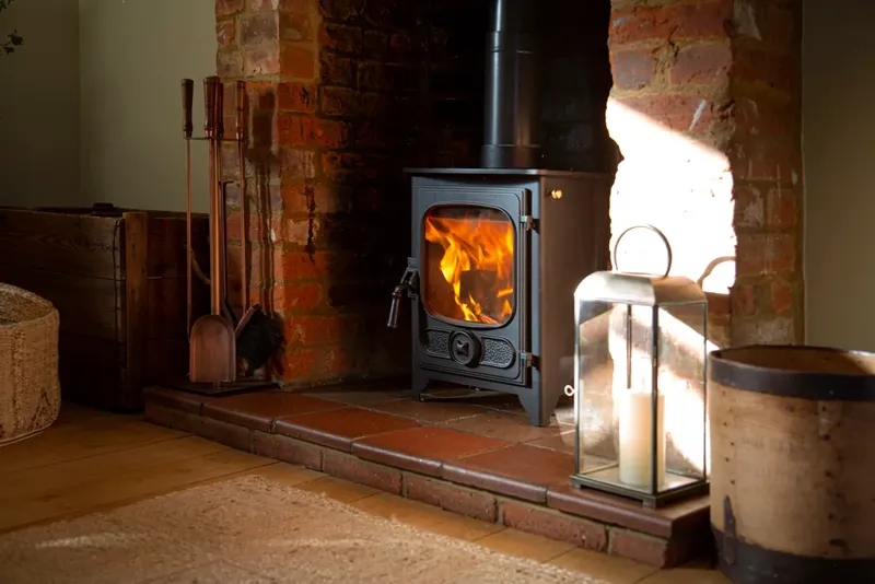Poêle à bois Charnwood Country 4, installé dans un intérieur