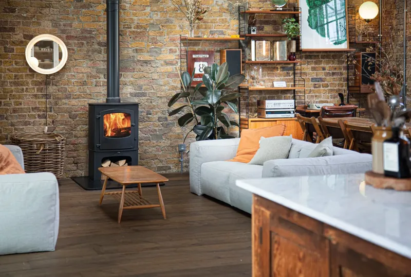 Poêle à bois Charnwood Cove 2, installé dans un intérieur