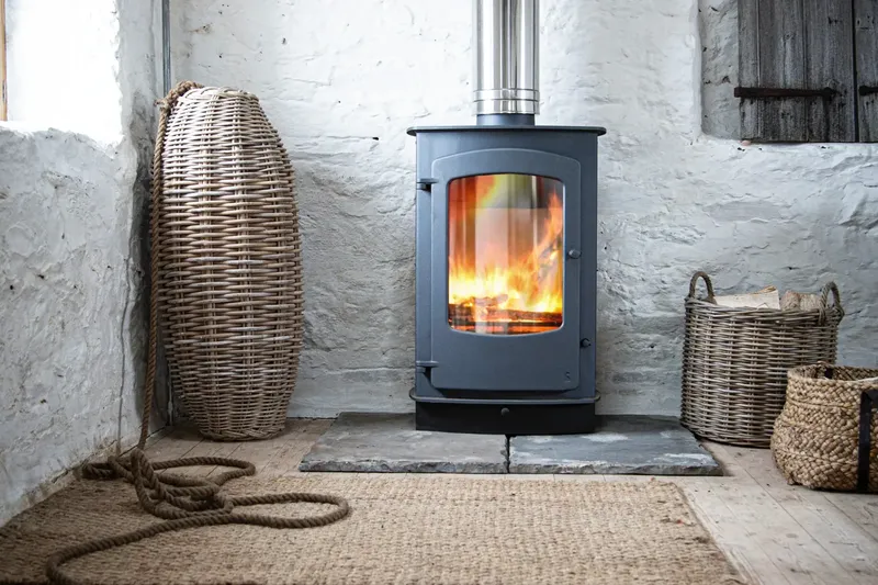 Poêle à bois Charnwood Cove 3, installé dans un intérieur