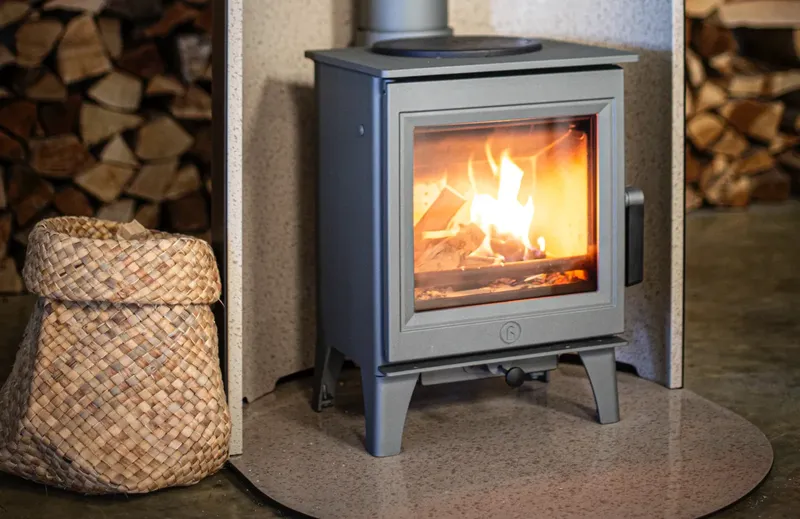 Poêle à bois Charnwood Cranmore 3, installé dans un intérieur
