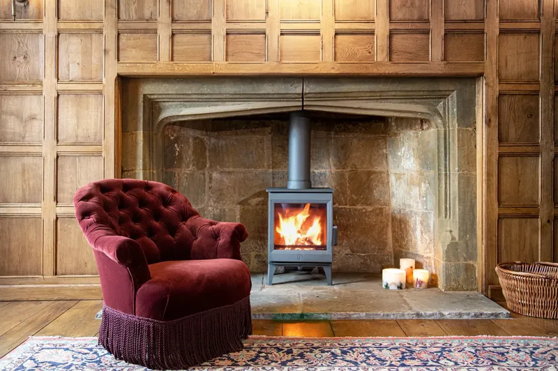 Poêle à bois Charnwood Cranmore 5, installé dans un intérieur