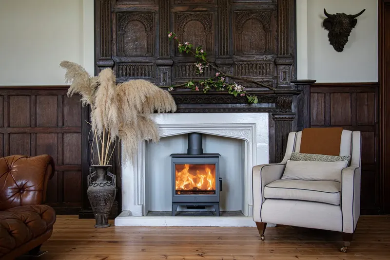 Poêle à bois Charnwood Cranmore 7, installé dans un intérieur
