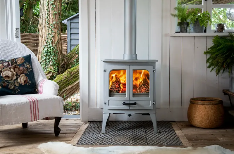 Poêle à bois Charnwood Island I, installé dans un intérieur