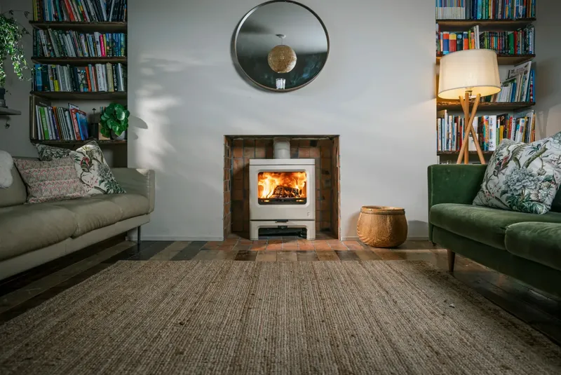 Poêle à bois Charnwood Skye E700, installé dans un intérieur