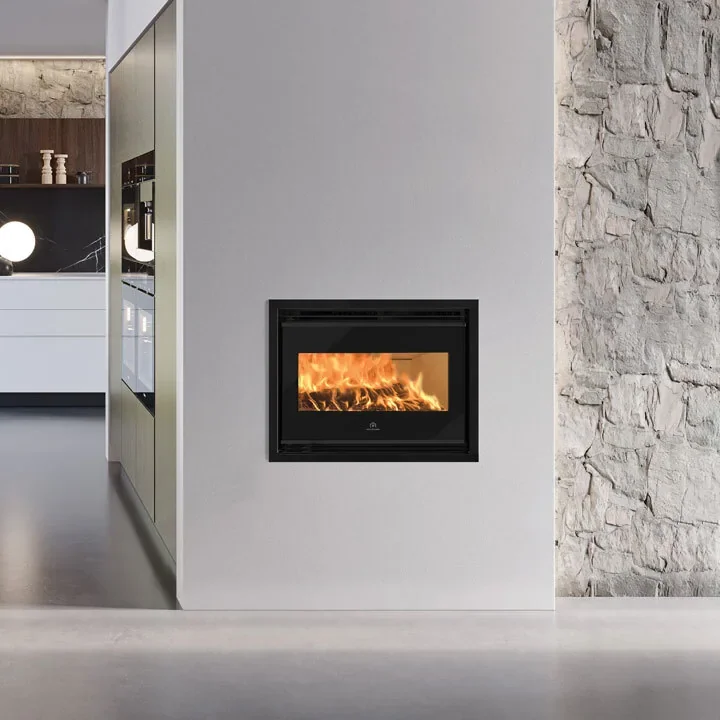 Insert à bois Edilkamin Firebox 49 Evo, installé dans un mur