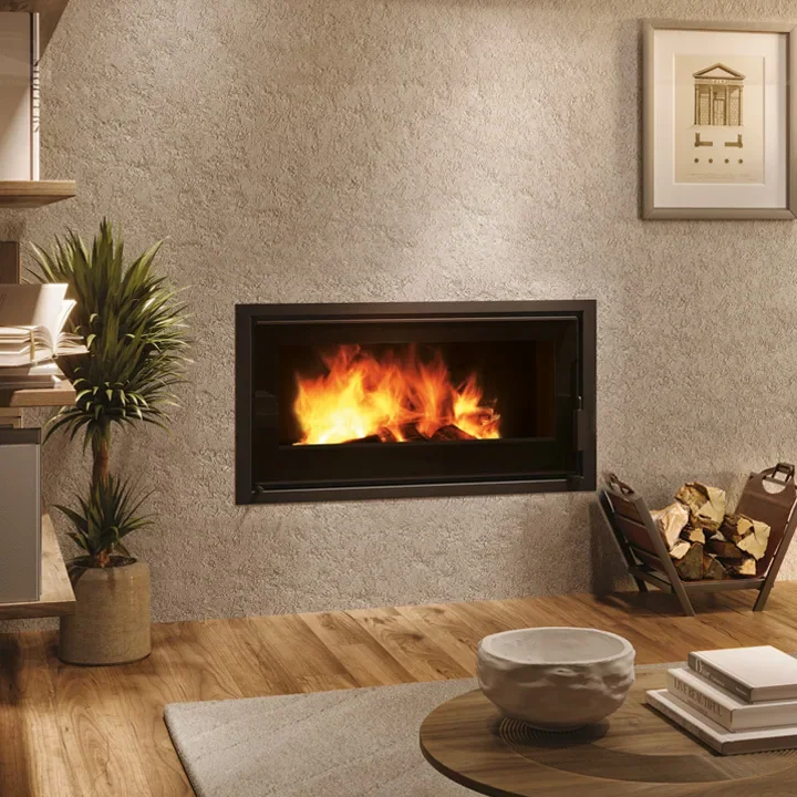 Insert à bois Edilkamin Firepocket 100 Evo, installé dans un mur, foyer fonte