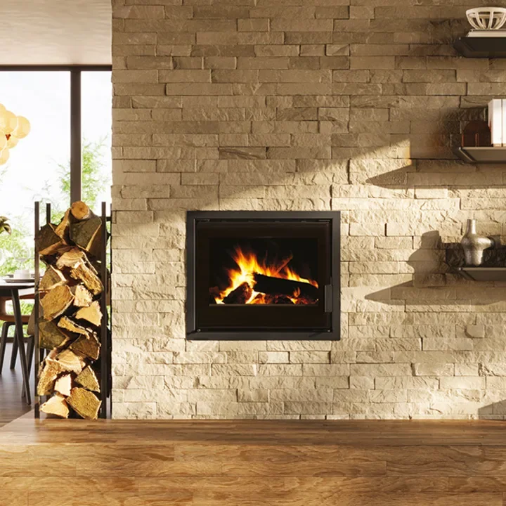 Insert à bois Edilkamin Firepocket 60 Evo, installé dans un mur de pierre, foyer fonte