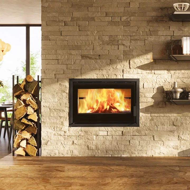 Insert à bois Edilkamin Firepocket 80 Evo, installé dans un mur de pierre, foyer vermiculite