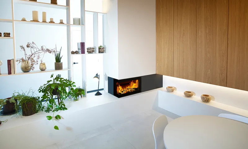 Insert d’angle Jidé Corner 77 gauche encastré dans un meuble bas blanc, avec plantes et étagères