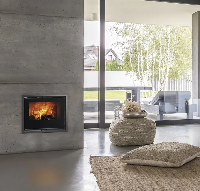 Insert à bois Saey Comfort Line II 60, encastré dans un mur de béton