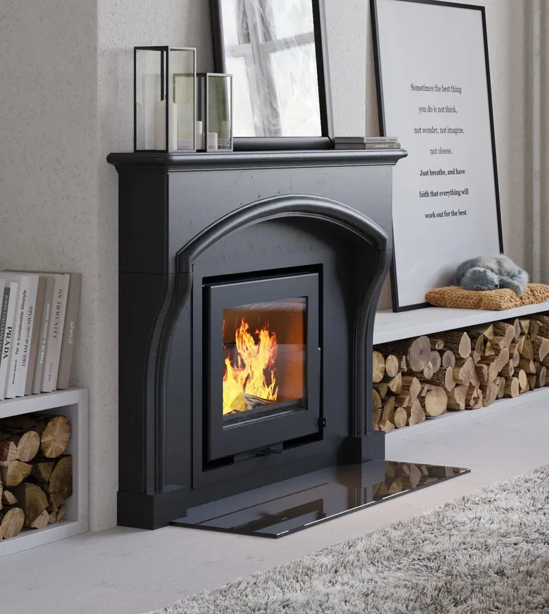 Insert à bois Saey Compact Line 55, dans un habillage de cheminée noir