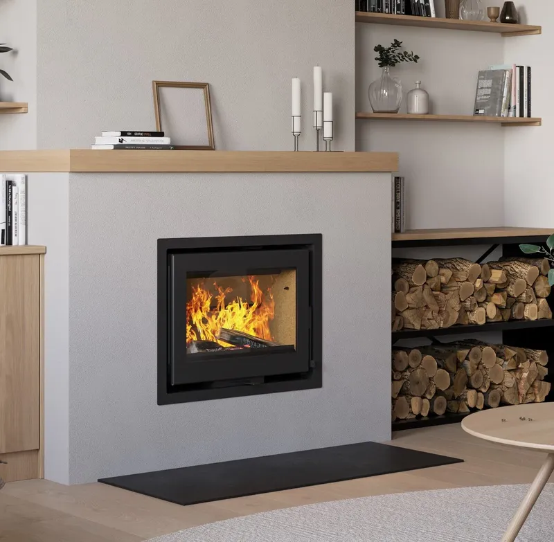 Insert à bois Saey Compact Line 65, encastré dans un mur de salon