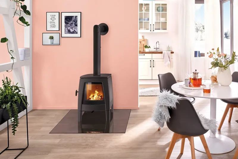 Poêle à bois Saey Cross S, installé dans une cuisine ouverte