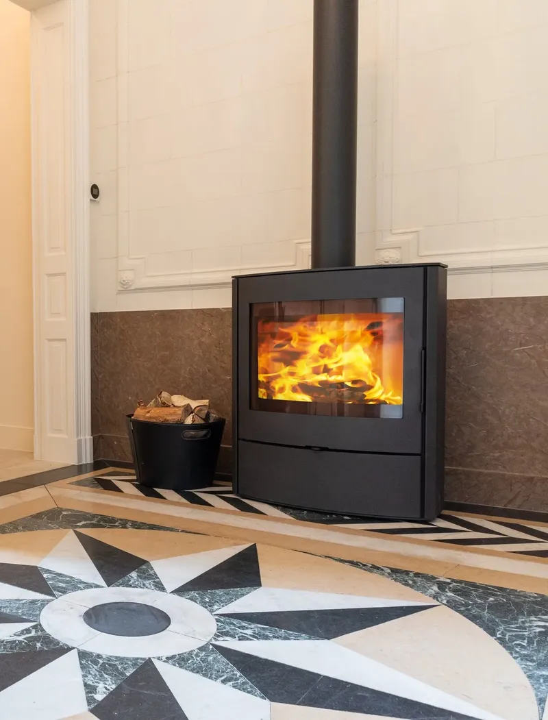 Poêle à bois Saey Fura Evo, installé dans un hall