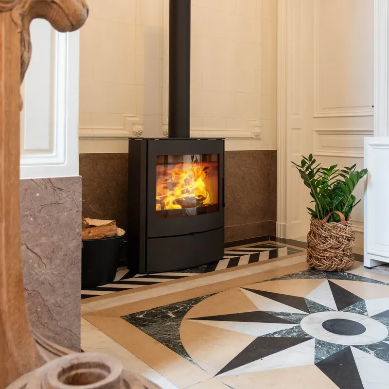 Poêle à bois Saey Fura Evo, installé dans un hall