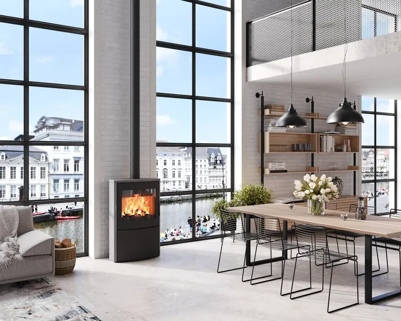 Poêle à bois Saey Fura Evo High Stone, installé dans un grand loft