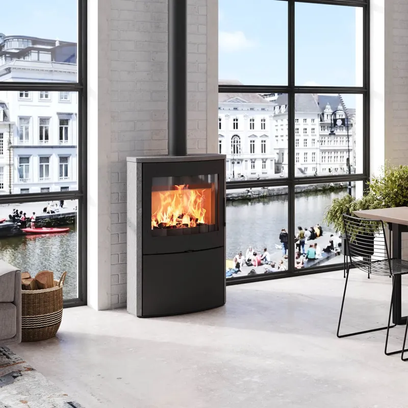 Poêle à bois Saey Fura Evo High Stone, installé près d’une baie vitrée