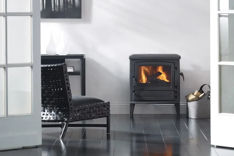 Poêle à bois Saey Gustav, installé dans un intérieur clair