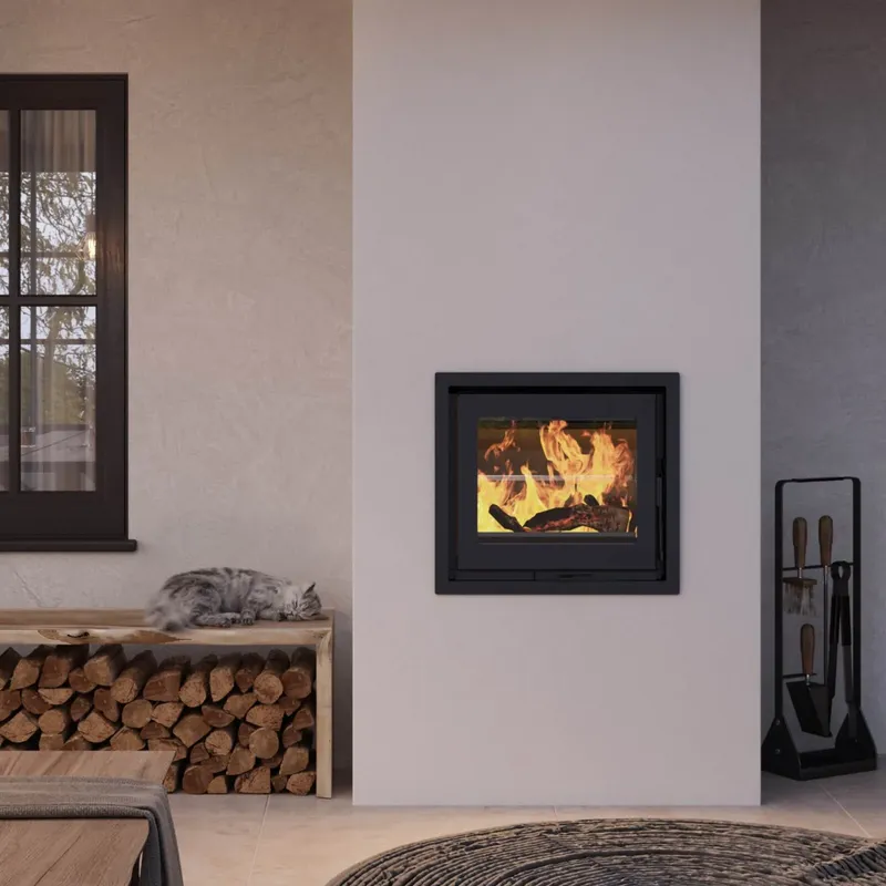 Insert à bois Saey Lux Line 60, encastré dans un mur de salon