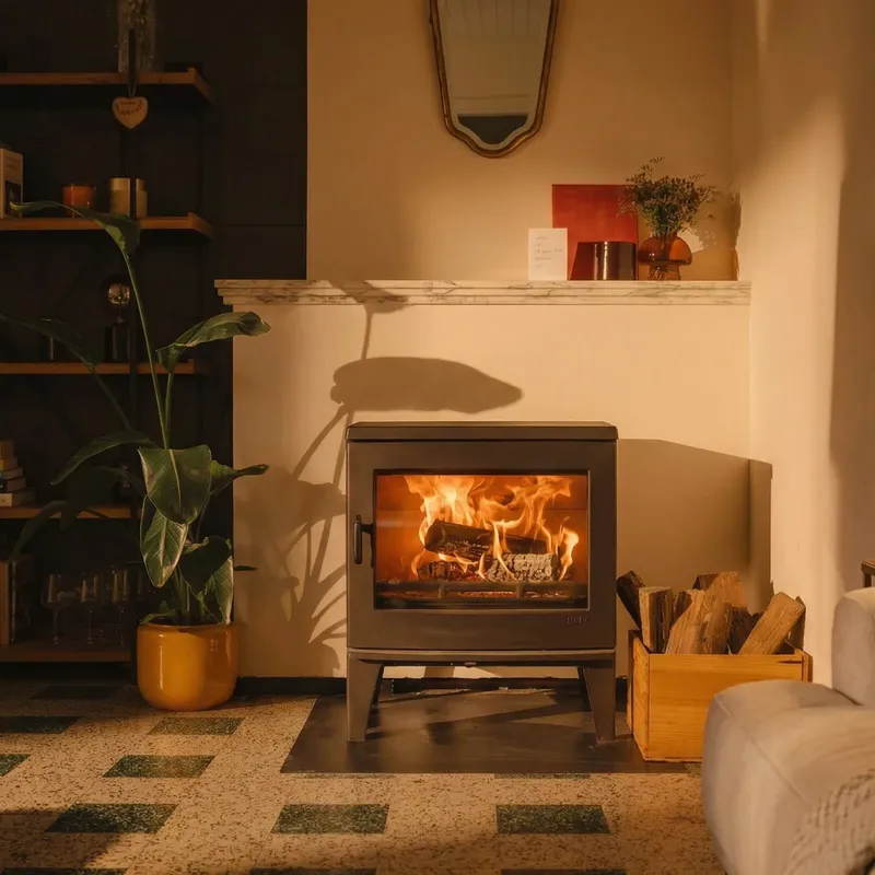 Poêle à bois Saey Peak, installé dans un salon chaleureux
