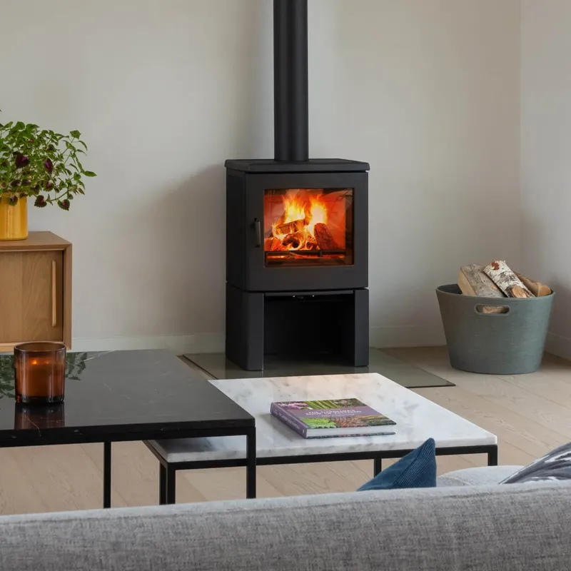 Poêle à bois Saey Peak S High, installé dans un salon
