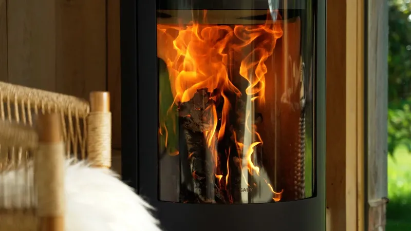 Poêle à bois Saey Qurve, détail des flammes derrière la vitre