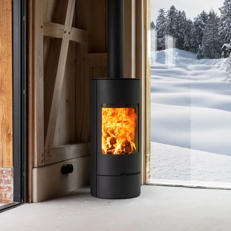 Poêle à bois Saey Qurve, installé dans une pièce en bois