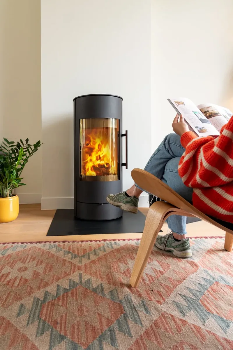 Poêle à bois Saey Qurve Evo, installé dans un salon