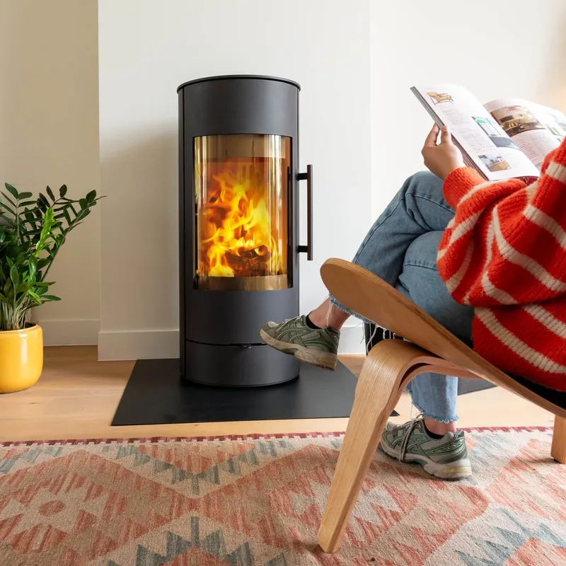 Poêle à bois Saey Qurve Evo, installé dans un salon